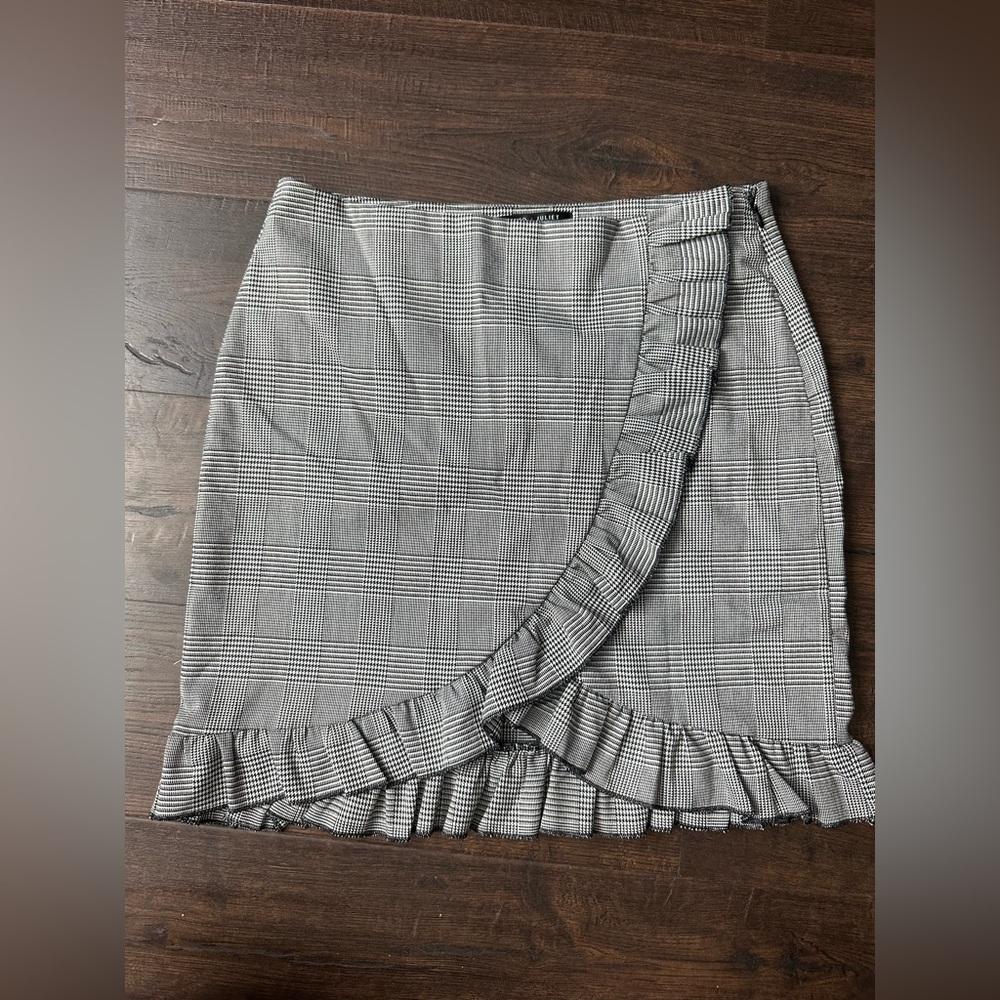 Romeo & Juliet Couture plaid ruffled skirt black white Sz M B42